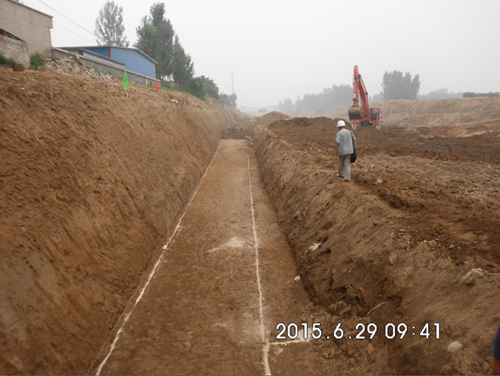 图为北京夹括河河道治理工程土方施工