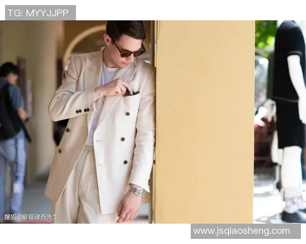 克罗地亚足球明星身穿西装展现绅士风范与运动魅力的完美结合