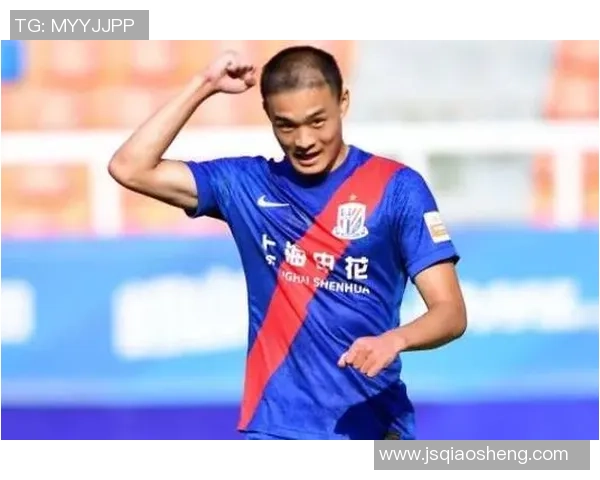 足球明星在比赛中意外遭遇裤子被脱事件引发全场哗然与热议