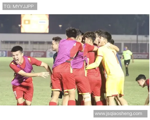 足球明星青春岁月的迷人瞬间展现年轻时的魅力与风采